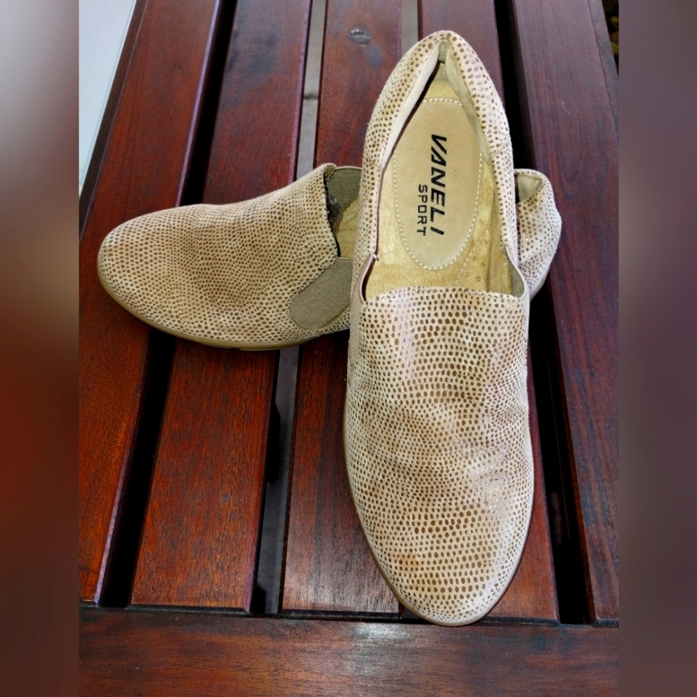 Vaneli Sport Taupe Anemone Suede Loafers Size 6.5 N